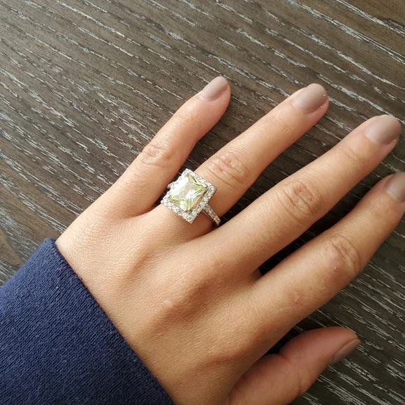 Canary yellow cushion cut diamond - Picture 3 of 12